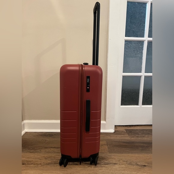 Monos Check-In Medium - Picture 3 of 7